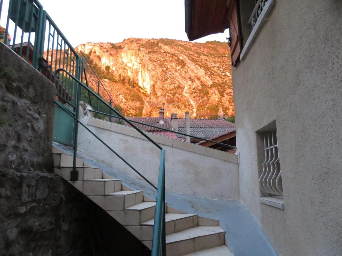 Apartamento Au Bonheur Suspendu Pont-en-Royans Exterior foto